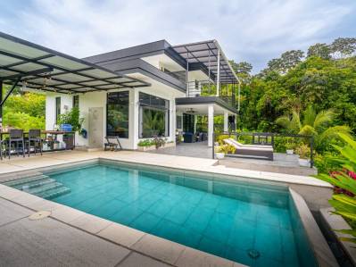 Excepcional tesoro de jardín en Ojochal, moderna casa de 4 habitaciones en 1 acre