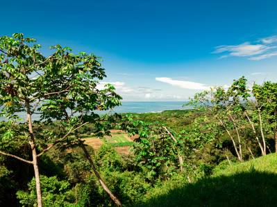 Propiedad en primera línea de playa con vistas al océano y cascada privada