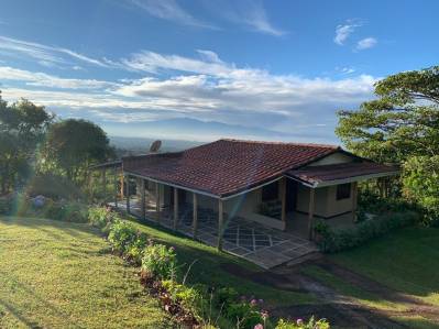 Se vende casa en Poas de Alajuela con terreno amplio y áreas verdes
