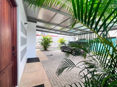 Quepos Hills Villa con piscina, patio cubierto y jardines tropicales