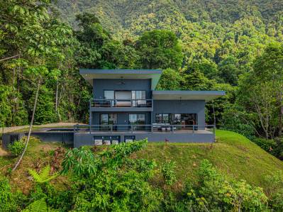 Casa de lujo con vista al océano rodeada de selva tropical en Ojochal