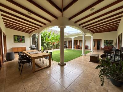 VENTA DE CASA EN RESIDENCIAL TREJOS MONTEALEGRE, ESCAZÚ