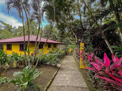 Dúplex completamente amueblado con lote adyacente en comunidad cerrada Casa familiar de dos pisos