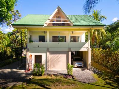 Casa Brisa de La Playa en Uvita, ¡Casa de 2 dormitorios a solo unos pasos de la playa!