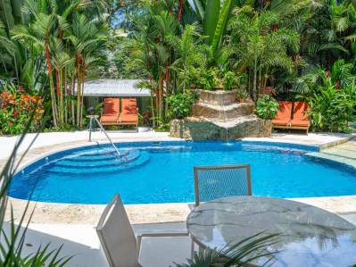 Hotel boutique tropical de 22 unidades a pasos del parque y playa Manuel Antonio