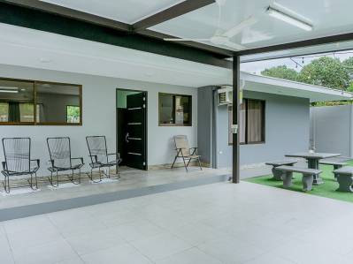 Cerca de Marina Pez vela y Manuel Antonio Casa Zoe, Villa Nueva Casa Familiar en Venta en Quepos