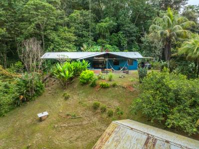 Refugio tropical: 7 acres de terreno aislado a orillas del río con una casa de 3 dormitorios
