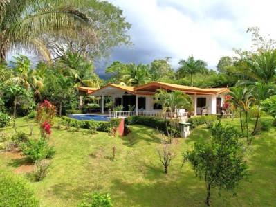 Encantadora casa de 3 dormitorios con exuberante jardín y vista parcial al mar.