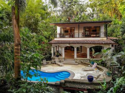 Casa remodelada en la selva tropical con casa de huéspedes y piscina
