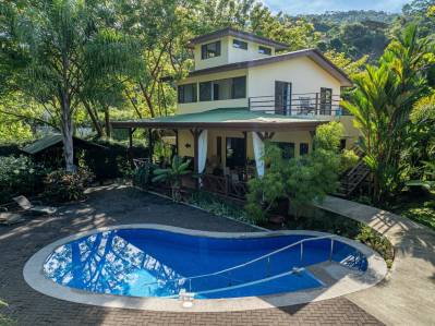 0,50 ACRES – Casa moderna de 5 habitaciones frente al río, a poca distancia de Dominical.