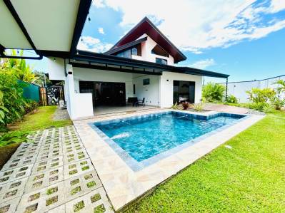 Vida moderna tropical cerca de Uvita: elegante casa con piscina y privacidad