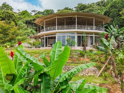Espectacular propiedad de dos casas en 1 acre en un tranquilo pueblo de montaña.