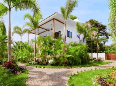 Villa Tranquilo with Gorgeous Garden & Pool in Playa Negra, Puerto Viejo