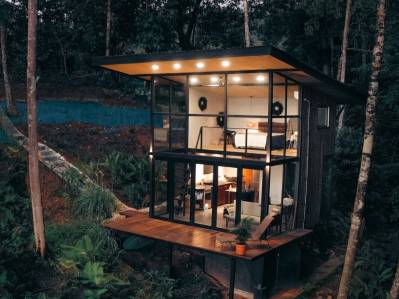 Lote de 1.7 acres con vista al mar y cabaña productiva en Uvita