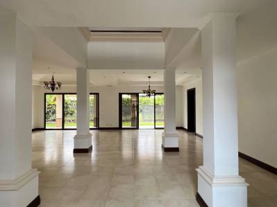 En venta - Lujo Colonial en Hacienda del Sol