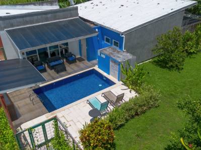 Casa en venta en Playa Chamán: 3 habitaciones, piscina, a pasos de la playa