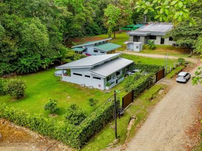 Casa de 3 habitaciones en la Calle Principal Ojochal con río y selva
