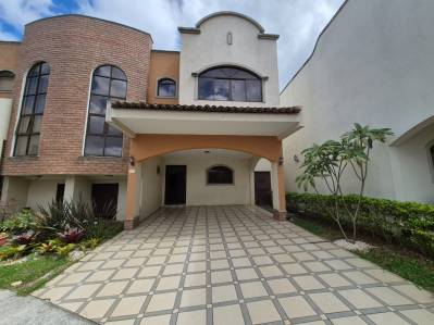 Venta de casa en condominio - Escazú - lista para habitar, ubicación estratégica y doble seguridad