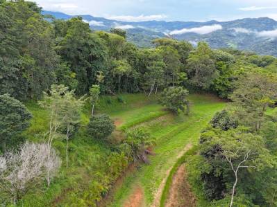 PROPIEDAD CON ESPECTACULAR VISTA A LA MONTAÑA Y VISTA PARCIAL AL ​​MAR