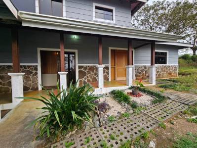 Alquiler de Casa Rústica de dos plantas en Tapezco Zarcero con vista a tres volcanes