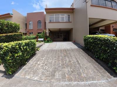 Amplia Casa Familiar con Jardín y Piscina en Condominio Llorente, Tibás