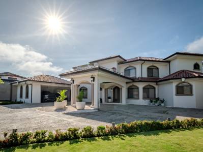Casa de lujo con piscina, bar y comodidades de resort | 6 habitaciones, 4.5 baños en Pérez Zeledón