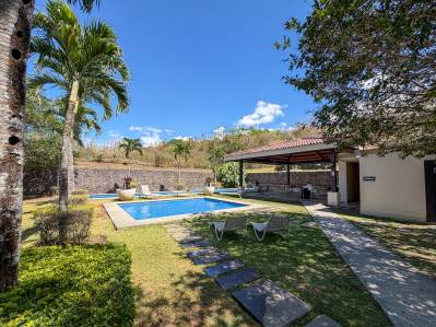 Venta de amplio apartamento en Condominio Del Río, Brasil de Mora – Santa Ana