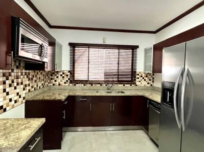 Se alquila - casa en condominio en Lindora - Santa Ana