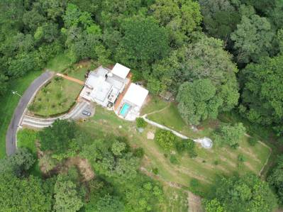 Casa de lujo en Colinas de Miramar – Comunidad cerrada, piscina, cine en casa  y estudio