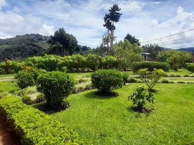 House with Spacious Green Areas and Scenic View, 30 Minutes from Cartago