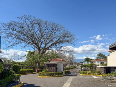 Venta de amplio apartamento en Condominio Del Río, Brasil de Mora – Santa Ana