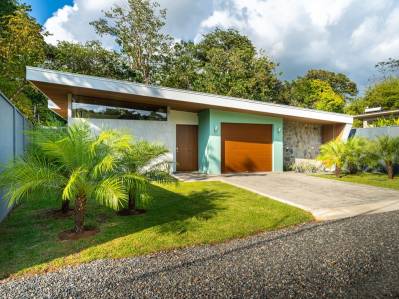 Impresionante casa tropical moderna de mediados de siglo con 3 dormitorios, a pasos de la playa.