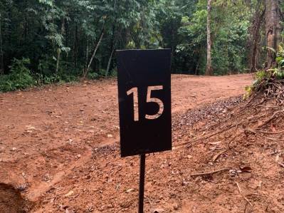 Lote privado en la jungla de Caracara Ridge, bordeado por un río Lote n.° 15