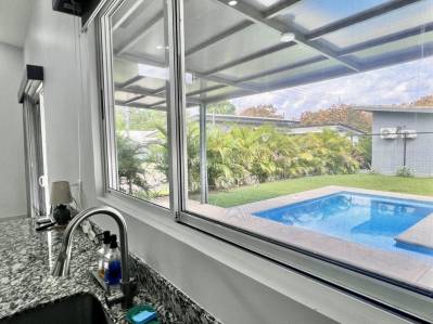 Villa en Quepos Hills con piscina, patio cubierto y jardines tropicales