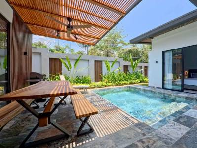 Casa de piscina completamente nueva