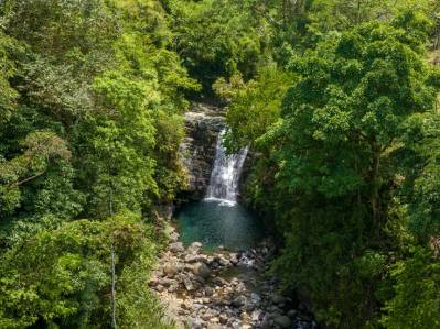 Finca con vista al río y cascada en Playa Uvita