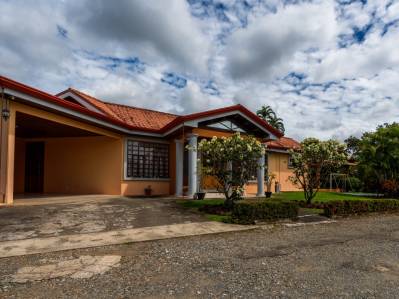 Casa en venta en Pérez Zeledón con rancho, cancha y lote de 1080 m² – 5 habitaciones