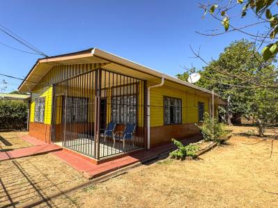 Propiedad de Inversión en Esparza | Casa Tradicional en Lote Amplio