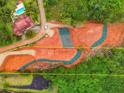 Lote con vista al mar en Ojochal, listo para construir y con medidor de agua ASADA instalado.