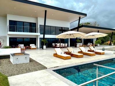 Casa de lujo moderna a estrenar con piscina e increíbles vistas panorámicas a la costa y al océano.