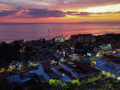 Camper surf retreat in Jaco, 2 blocks from the ocean, surrounded by nature in the back of a mangrove