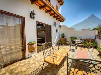 Charming 3-Level Residence in a Gated Community with Terrace and Volcano Views
