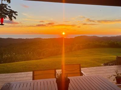 Casa con vista al mar y características arquitectónicas en las tranquilas colinas de Ojochal
