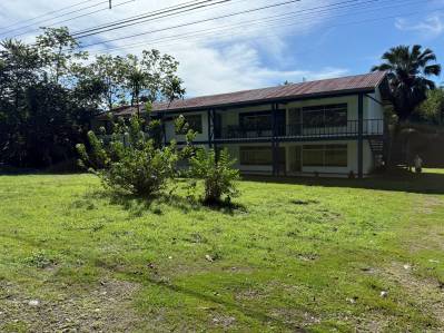 0,86 ACRES – Inversión estratégica de uso mixto: ¡Potencial para comercios, oficinas y apartamentos!