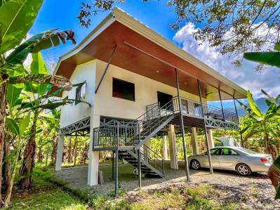 Casa de 2 dormitorios, camine hasta el río, 5 minutos de Playa Matapalo, a 15 minutos de Dominical.