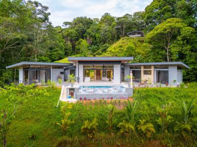 Casa moderna en la jungla de Ojochal con piscina infinita y vistas a la montaña
