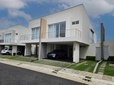 Venta de casa en exclusivo Condominio La Arboleda en Belén de Heredia