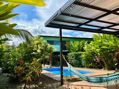 Preciosa casa de 2 dormitorios con impresionantes vistas a un paisaje tropical en Uvita