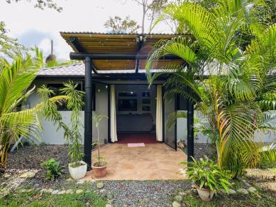 A poca distancia de la playa en Uvita: moderna casa con piscina por menos de $400,000.