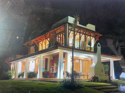 Casa construida a medida en Dominical con 2 terrenos para construir en Costa Verde Estates